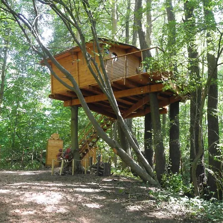 Treehouse V Brdech シャレー Bohutín